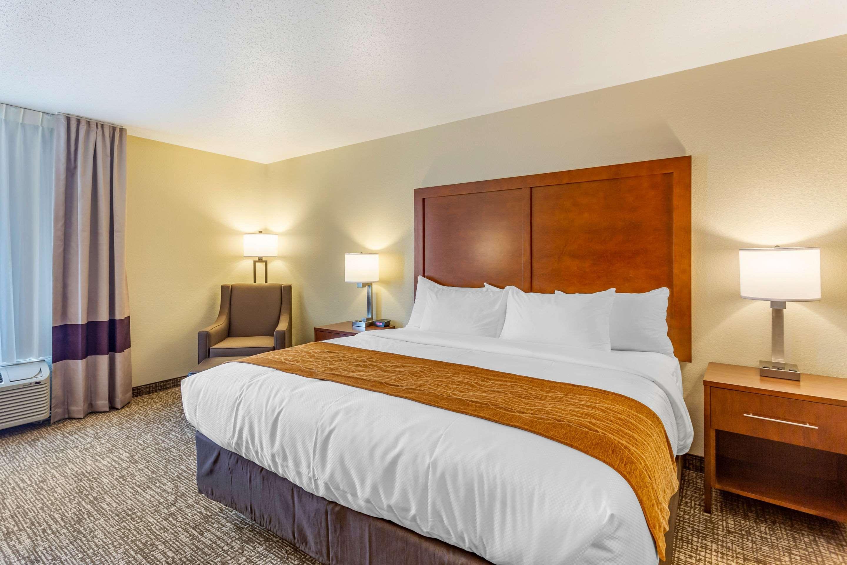 Comfort Inn Dekalb - Adjacent The University エクステリア 写真
