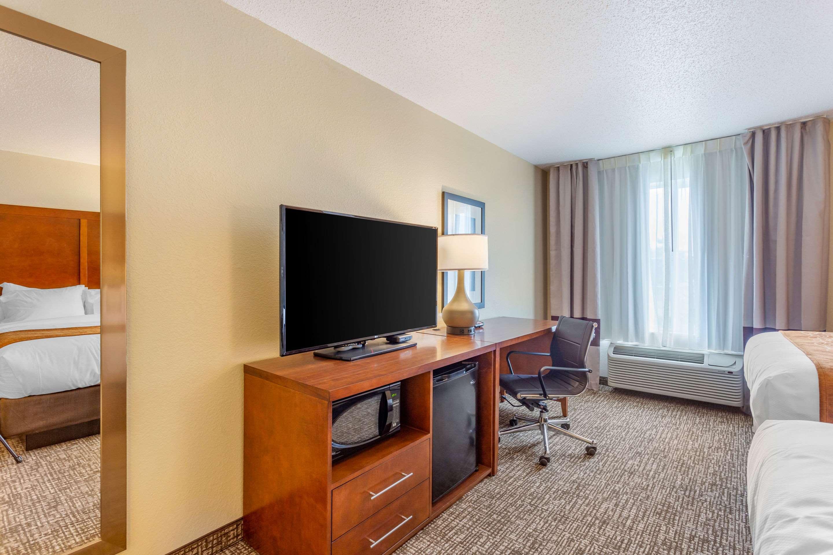 Comfort Inn Dekalb - Adjacent The University エクステリア 写真