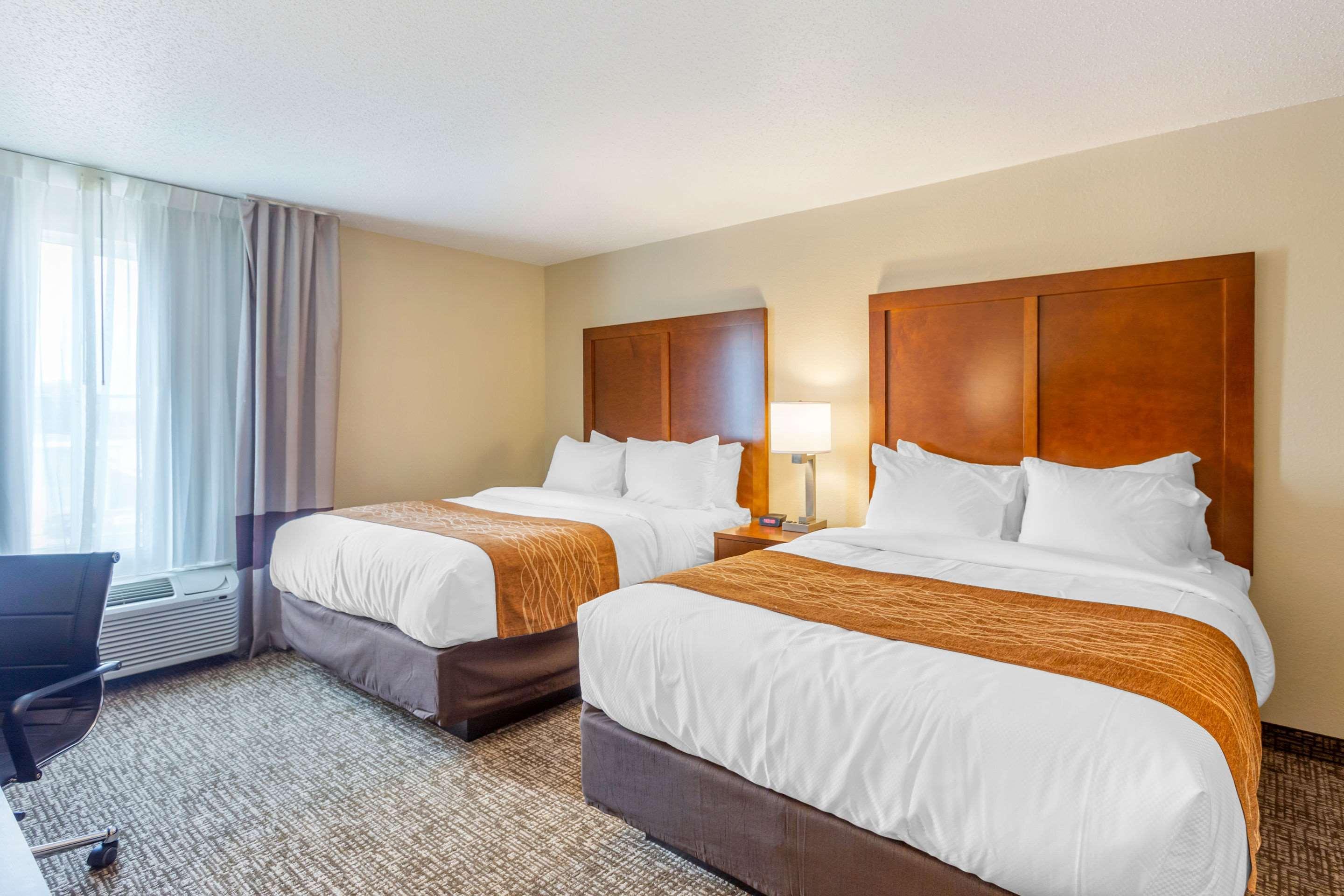 Comfort Inn Dekalb - Adjacent The University エクステリア 写真
