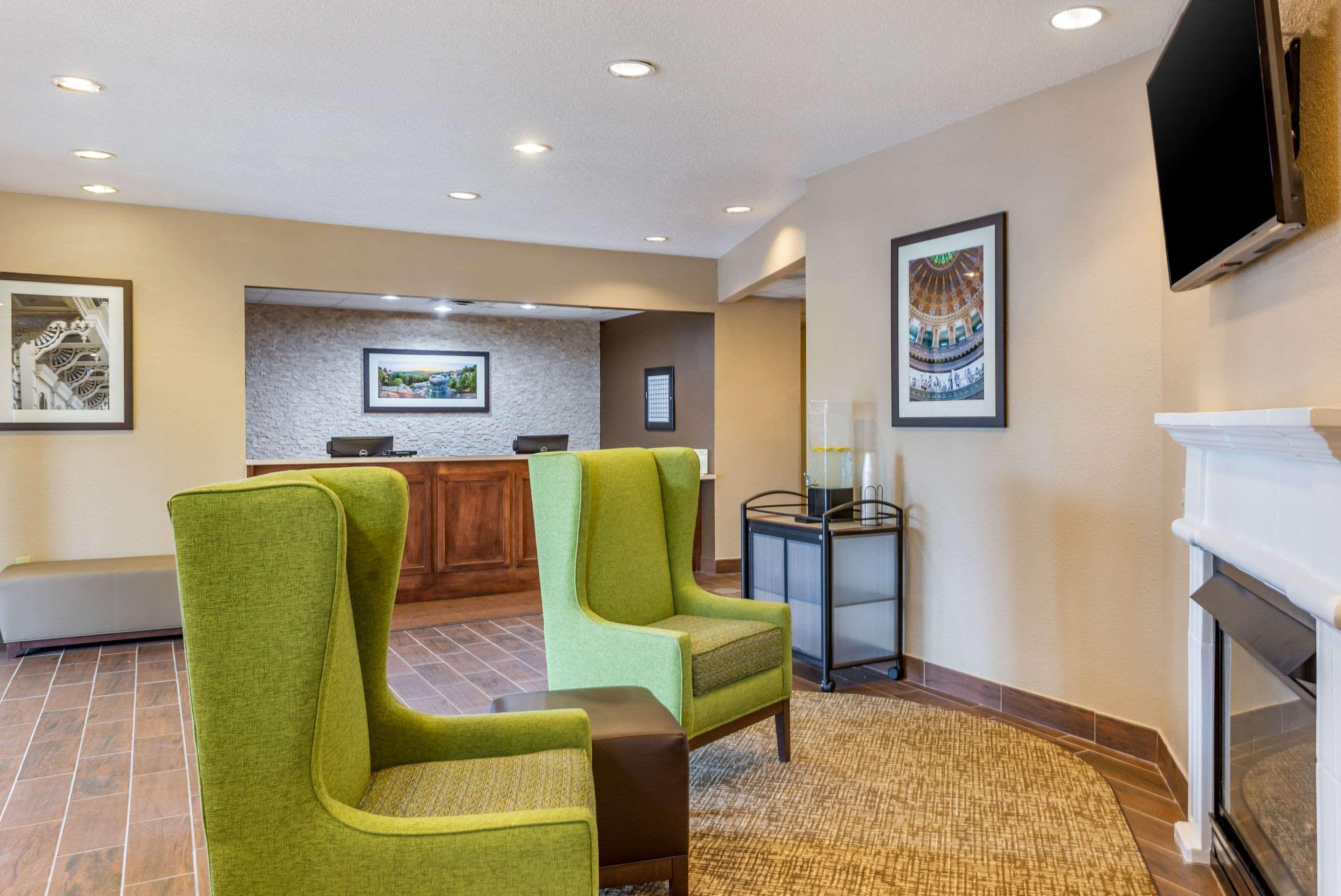 Comfort Inn Dekalb - Adjacent The University エクステリア 写真