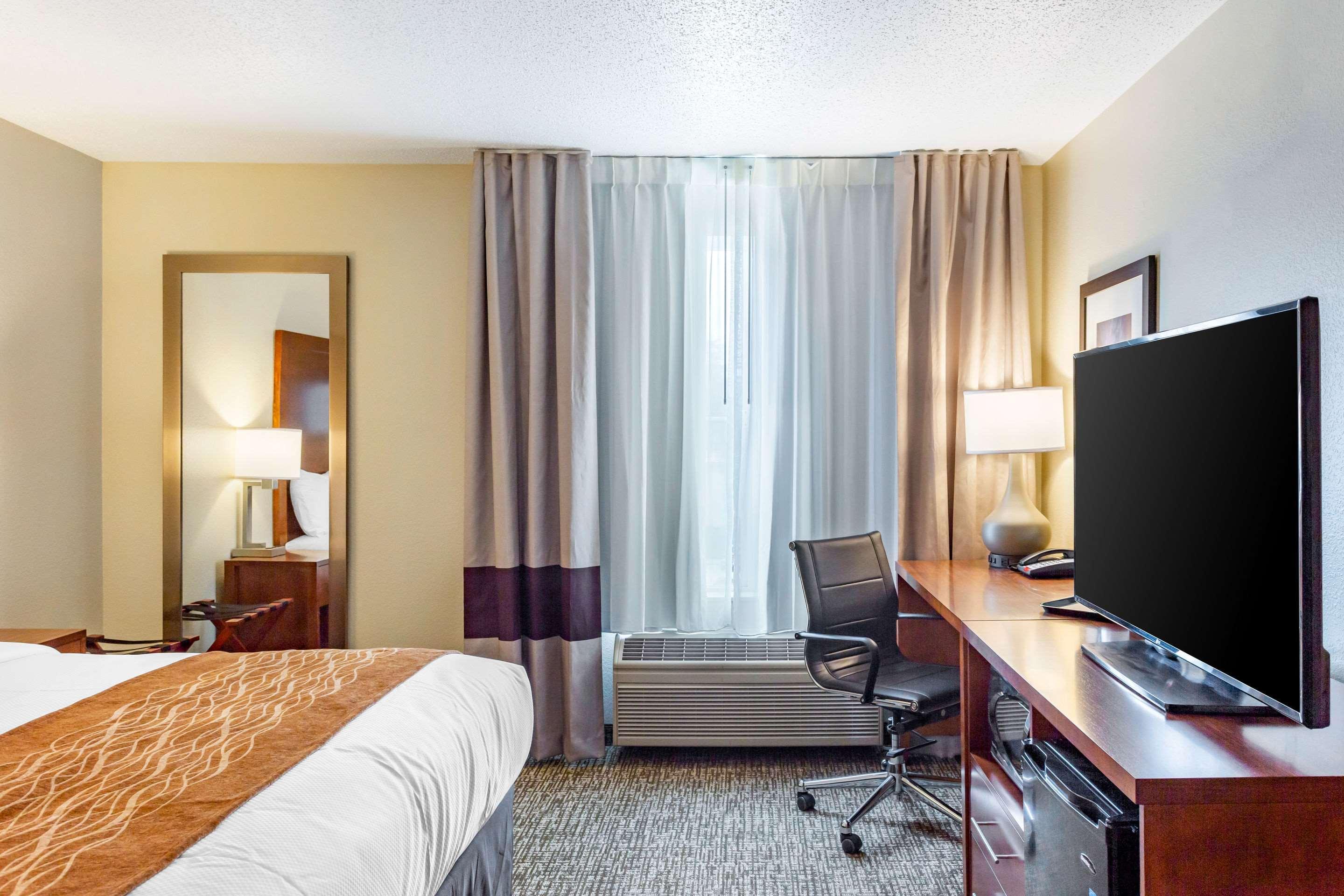 Comfort Inn Dekalb - Adjacent The University エクステリア 写真