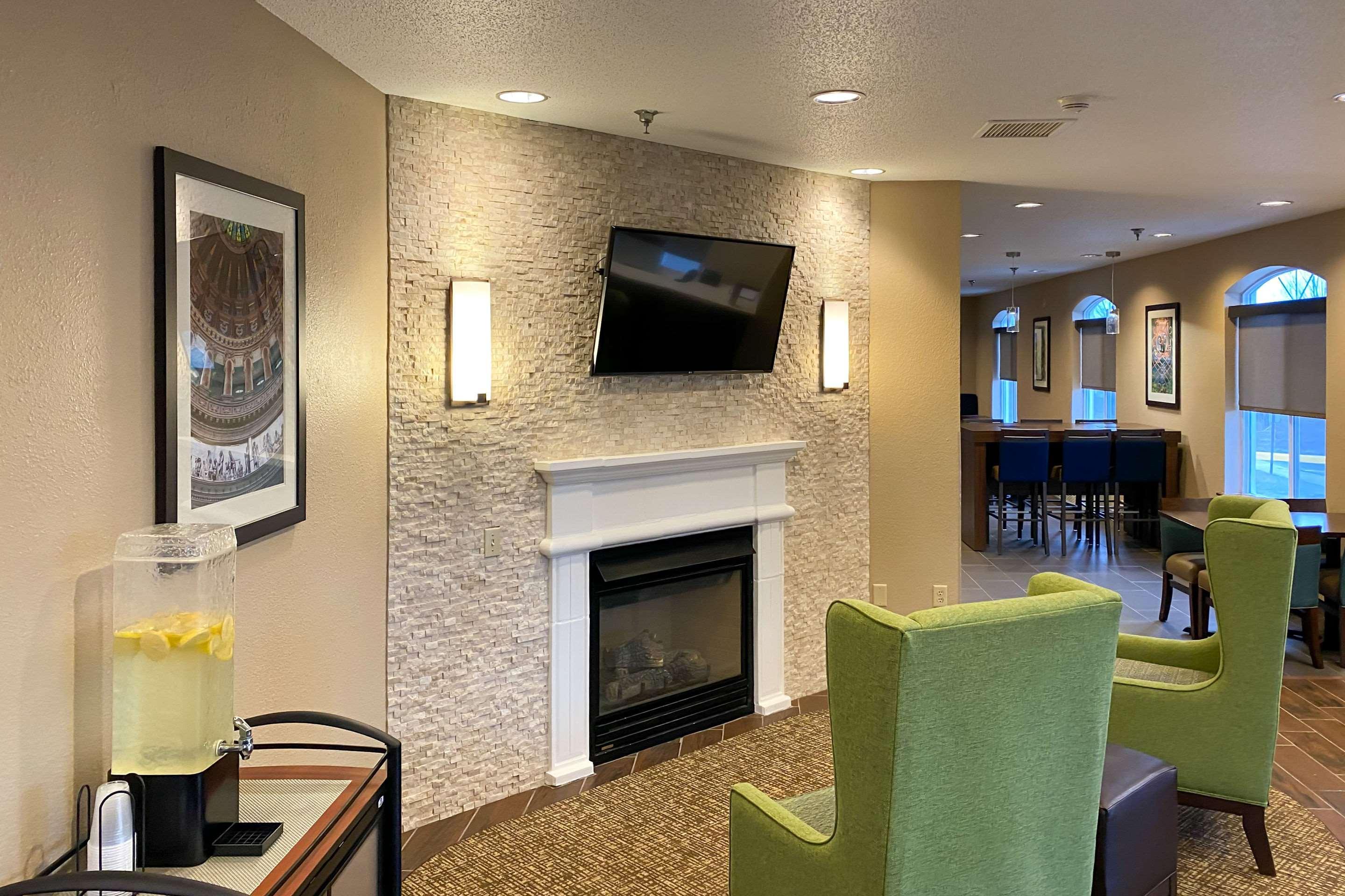 Comfort Inn Dekalb - Adjacent The University エクステリア 写真