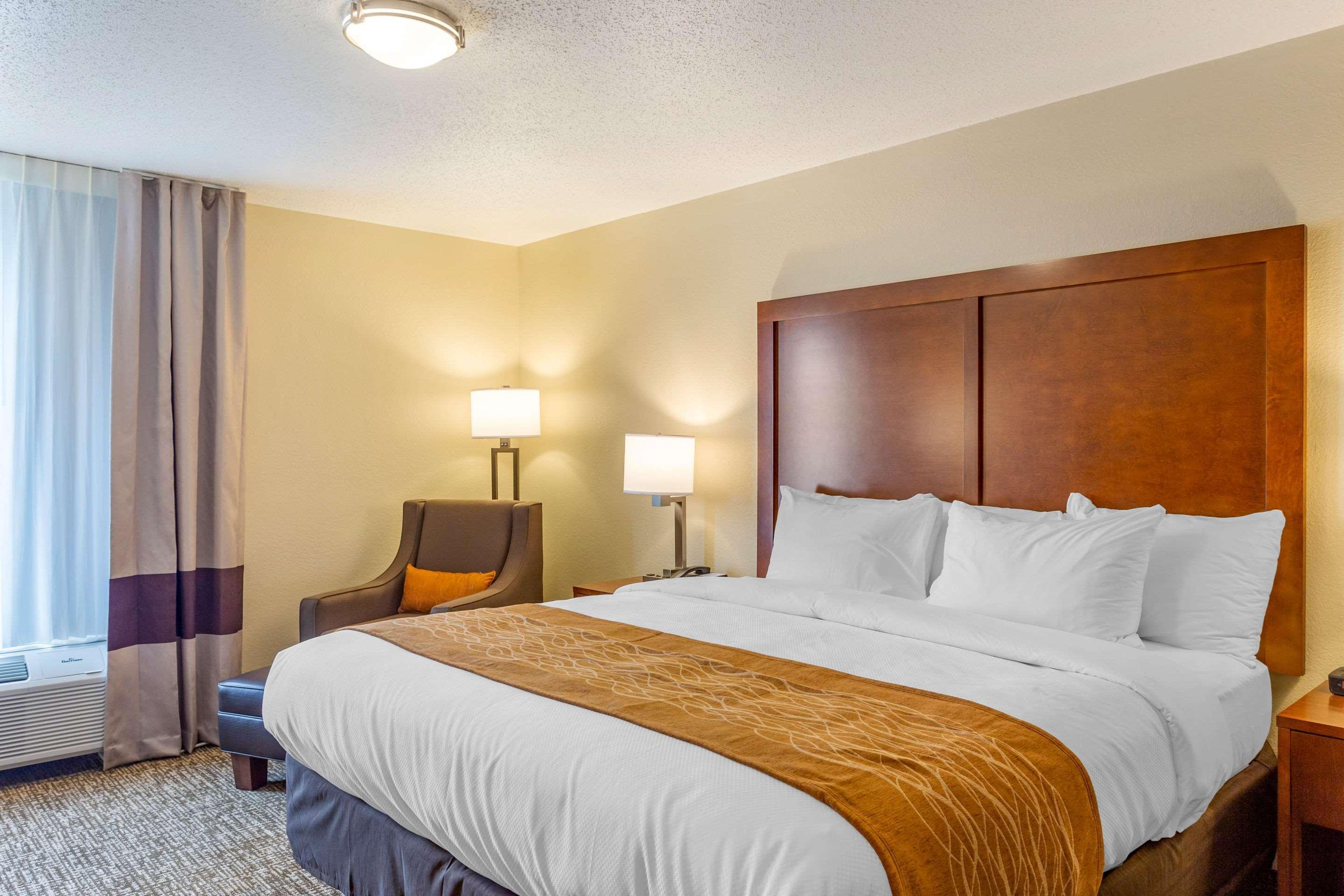 Comfort Inn Dekalb - Adjacent The University エクステリア 写真