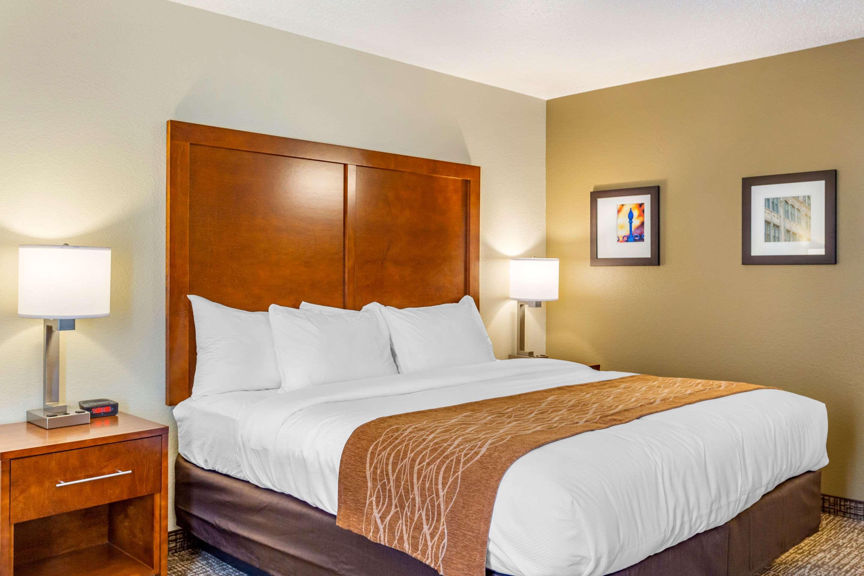 Comfort Inn Dekalb - Adjacent The University エクステリア 写真