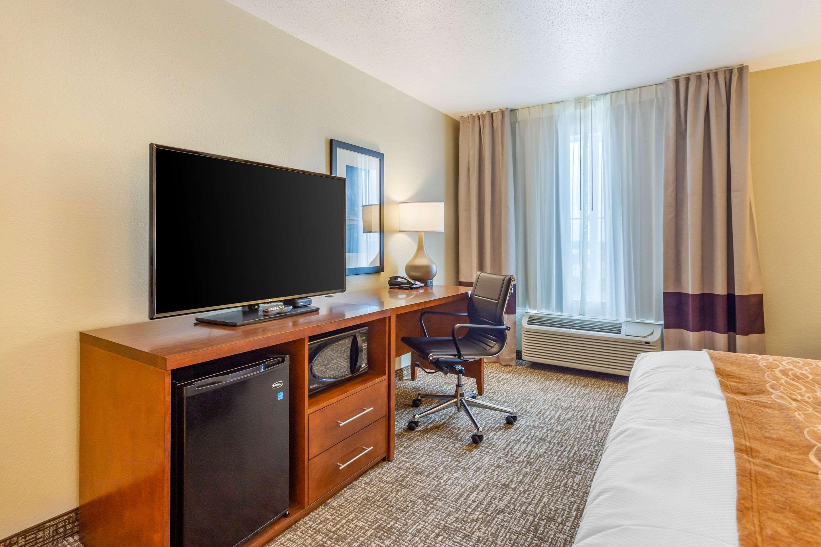 Comfort Inn Dekalb - Adjacent The University エクステリア 写真