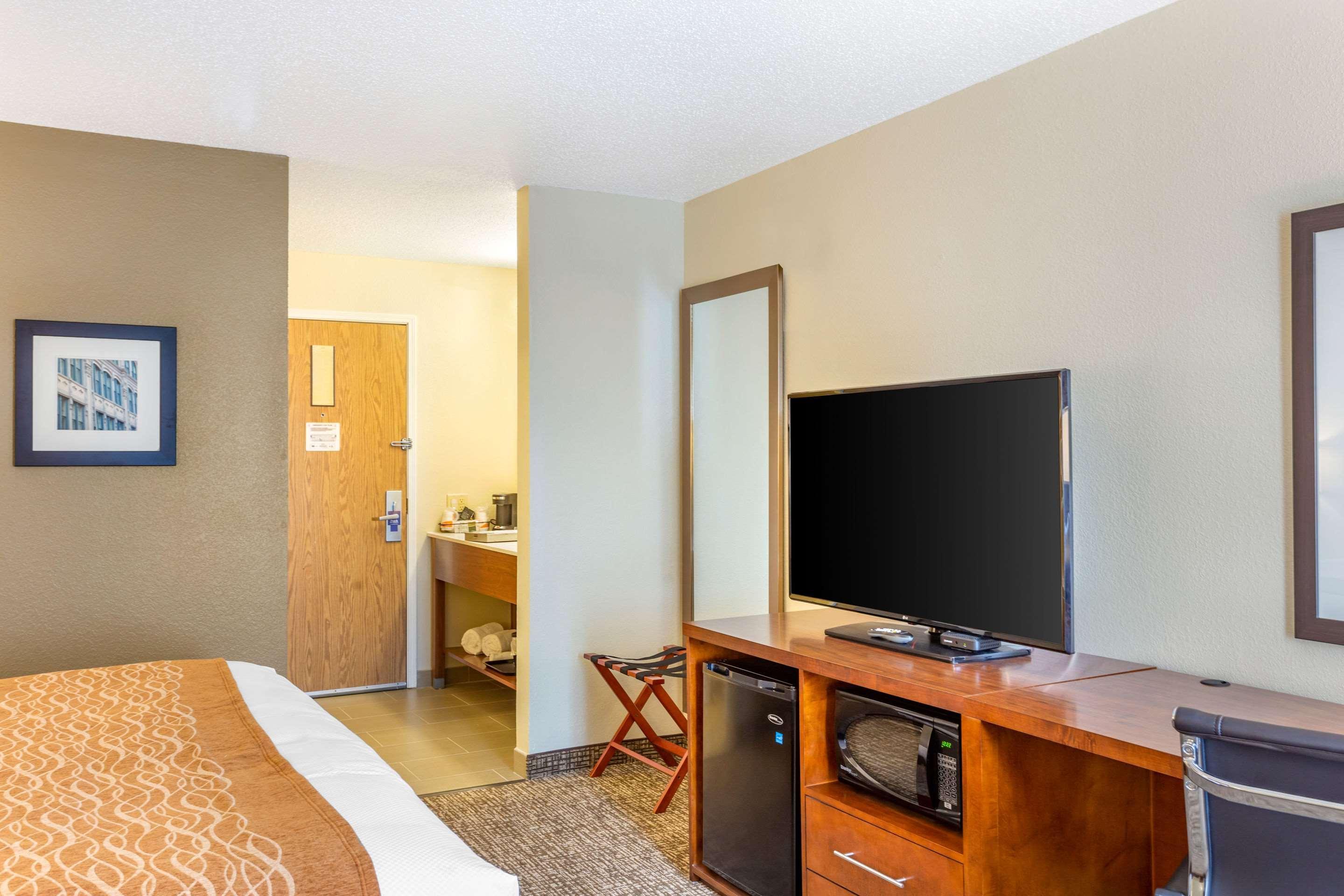 Comfort Inn Dekalb - Adjacent The University エクステリア 写真