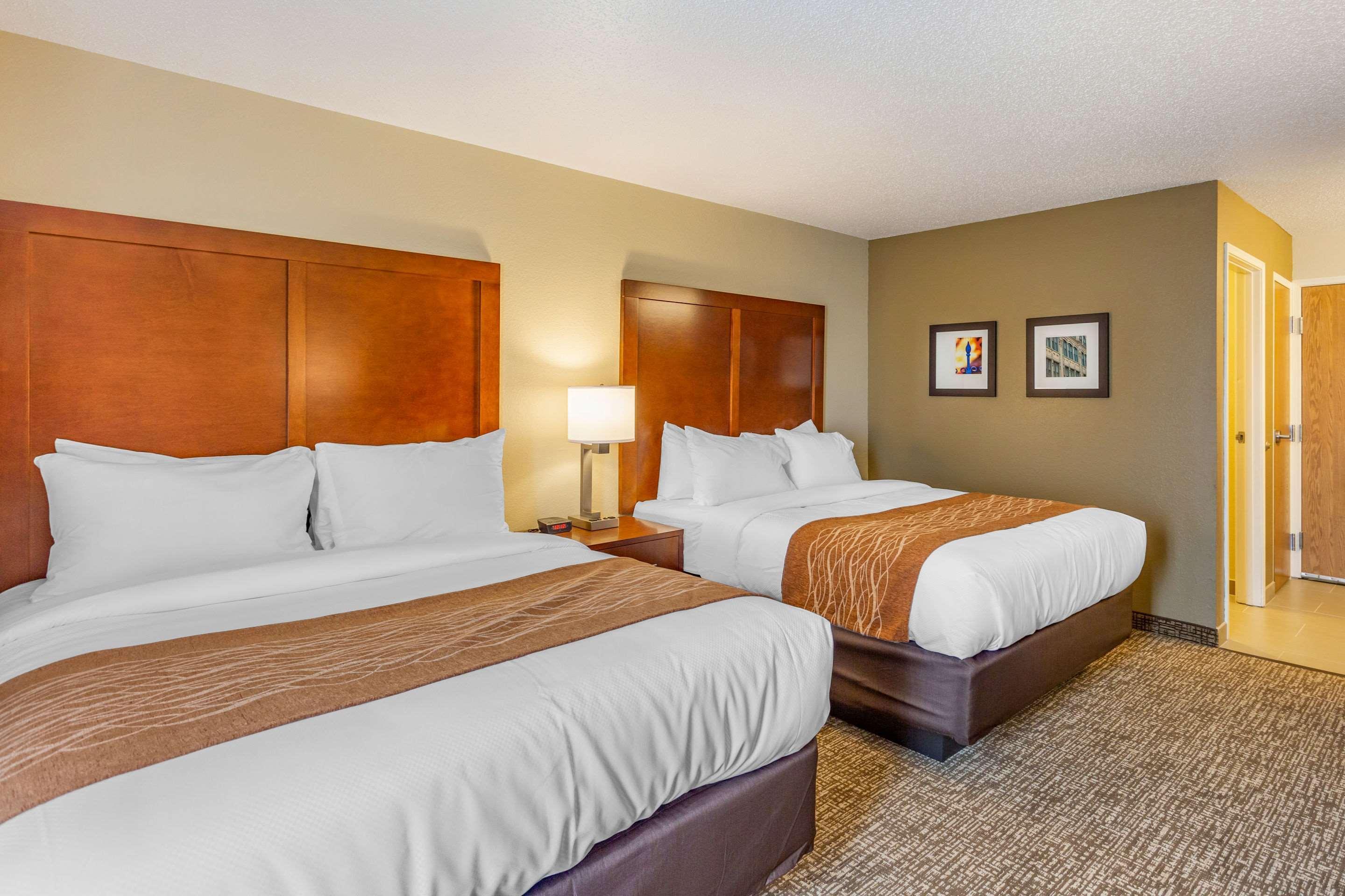 Comfort Inn Dekalb - Adjacent The University エクステリア 写真