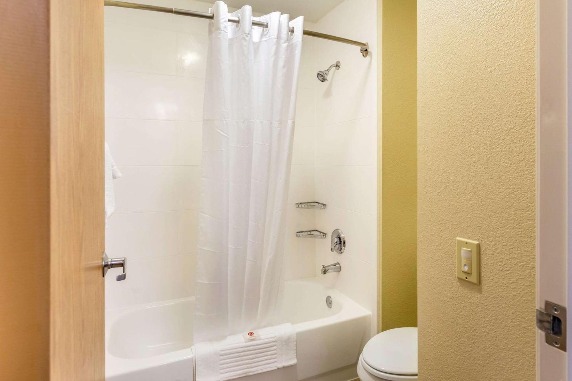 Comfort Inn Dekalb - Adjacent The University エクステリア 写真